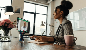 A woman uses Babytree Surrogacy to talk with her doctor online and organize surrogate appointments while working at her desk. babytree